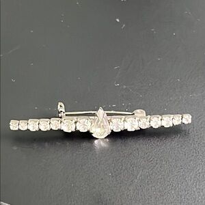 Vintage classic clear rhinestone bar pin approx 2.1 inch
nice sparkle